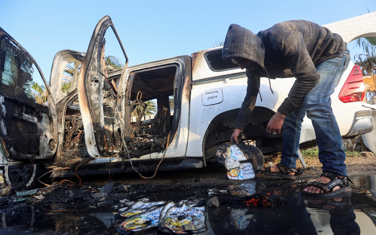 Fundador de World Central Kitchen asegura que Israel atacó a sus voluntarios ‘sistemáticamente, coche por coche’