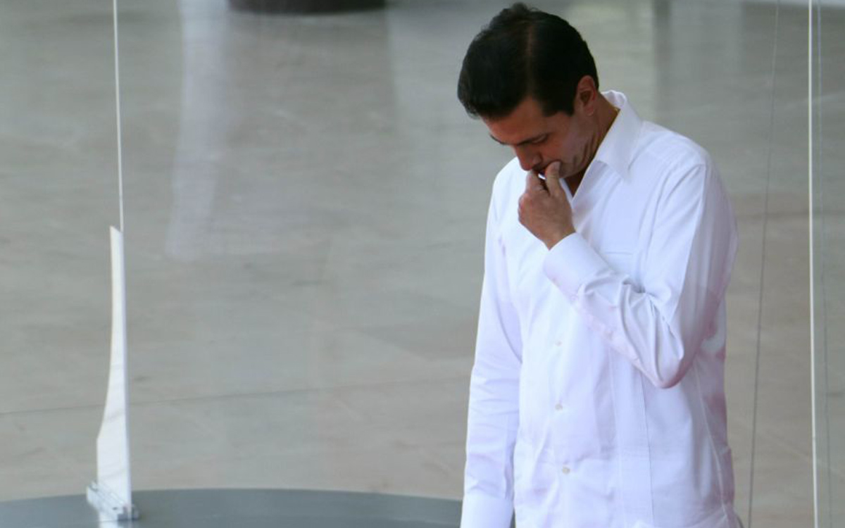 Peña Nieto dice en libro que empresarios y políticos intentaron derrocarlo