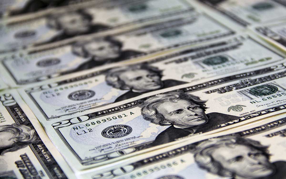 Peso mexicano cede terreno ante el dólar