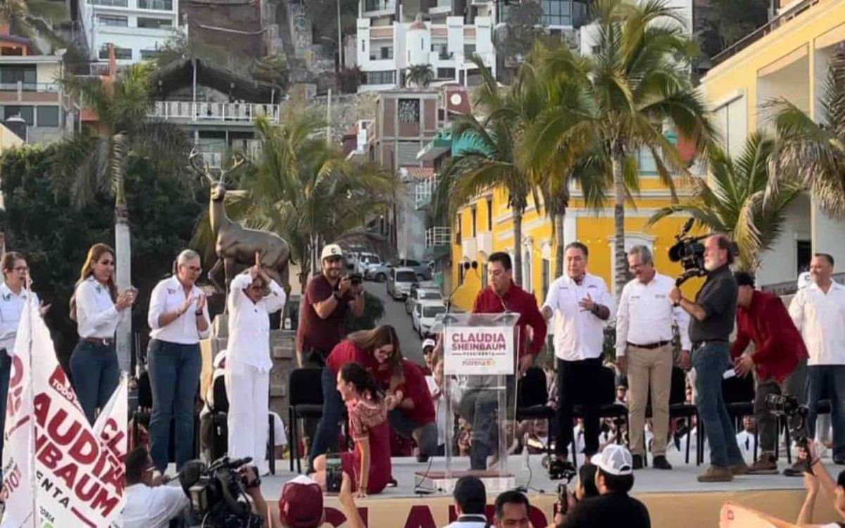 Sheinbaum cayó al suelo durante baile en Mazatlán | Video