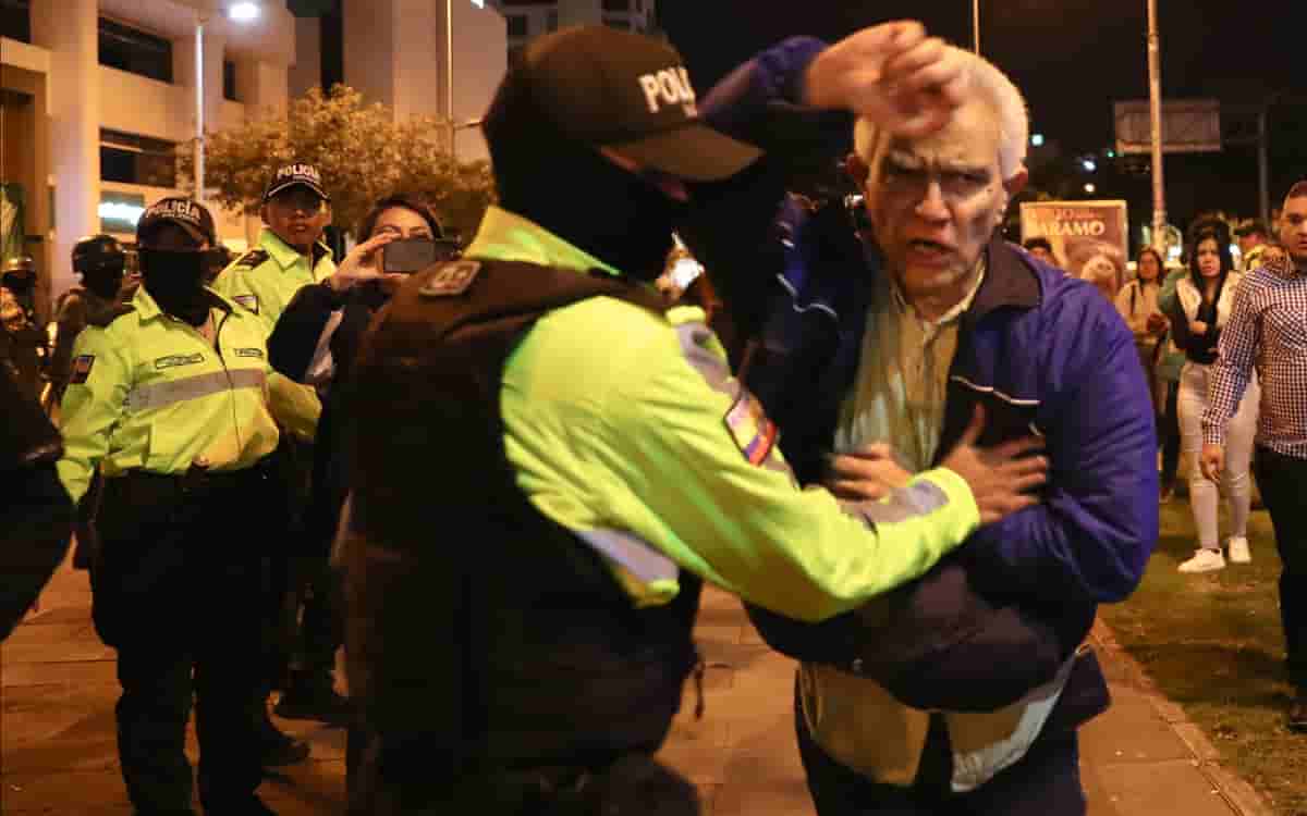 Video | Así sometieron policías de Ecuador a Roberto Canseco, diplomático mexicano; ‘defendí el honor y la soberanía de mi país’