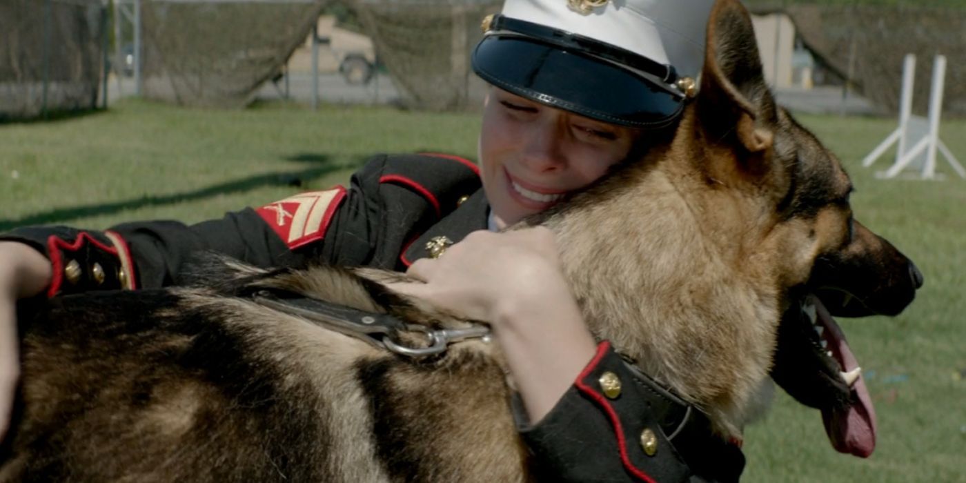 Megan (Kate Mara) sostiene a Rex y luce emocionada en Megan Leavey