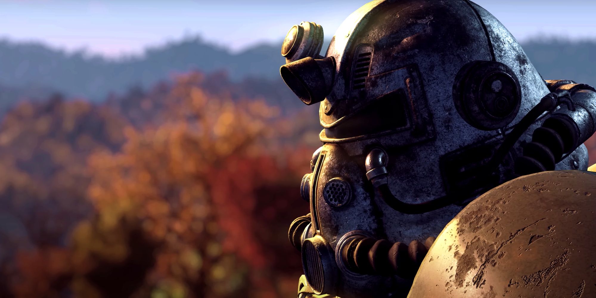 Una captura de pantalla cinematográfica de la servoarmadura en el tráiler oficial de Fallout 76 con un fondo de bosque.