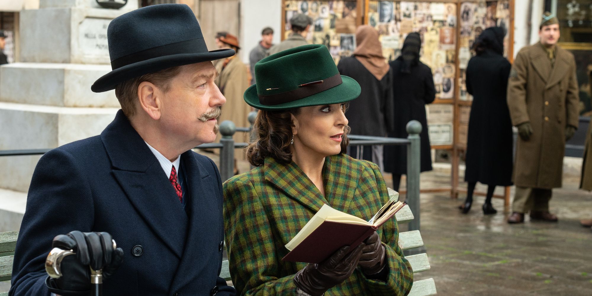 Ariadne tiene un libro abierto en A Haunting in Venice. 