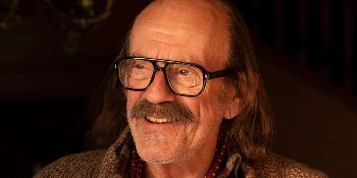 El nuevo cameo de Christopher Lloyd en el programa de comedia 99% RT continúa una divertida tendencia de carrera de 6 años