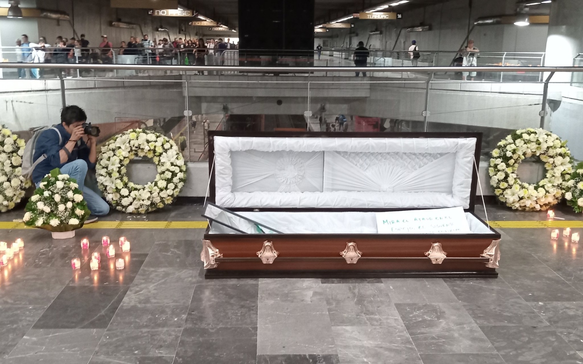 A 3 años de colapso de Línea 12 del Metro, protestan con ataúd