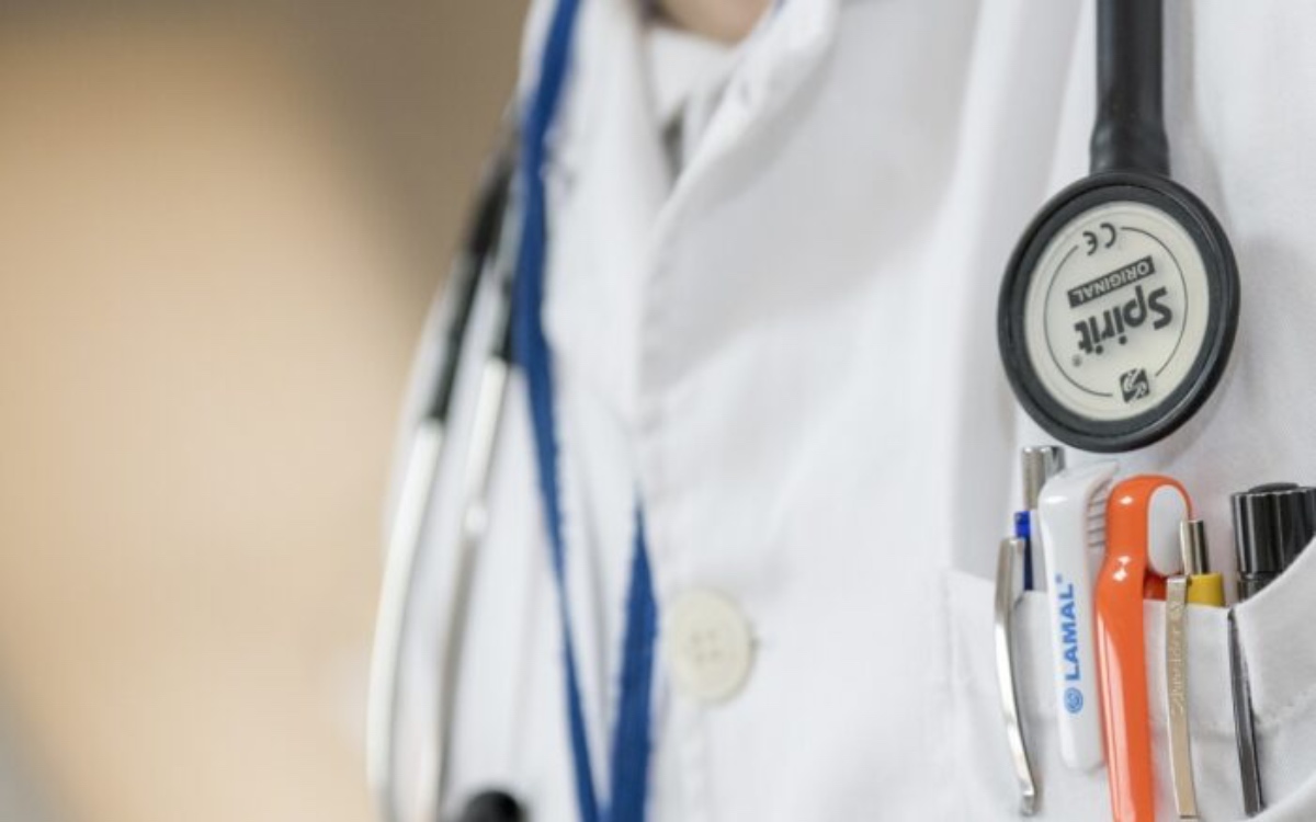 AMLO acusa que falta de médicos especialistas es por ‘política privatizadora’