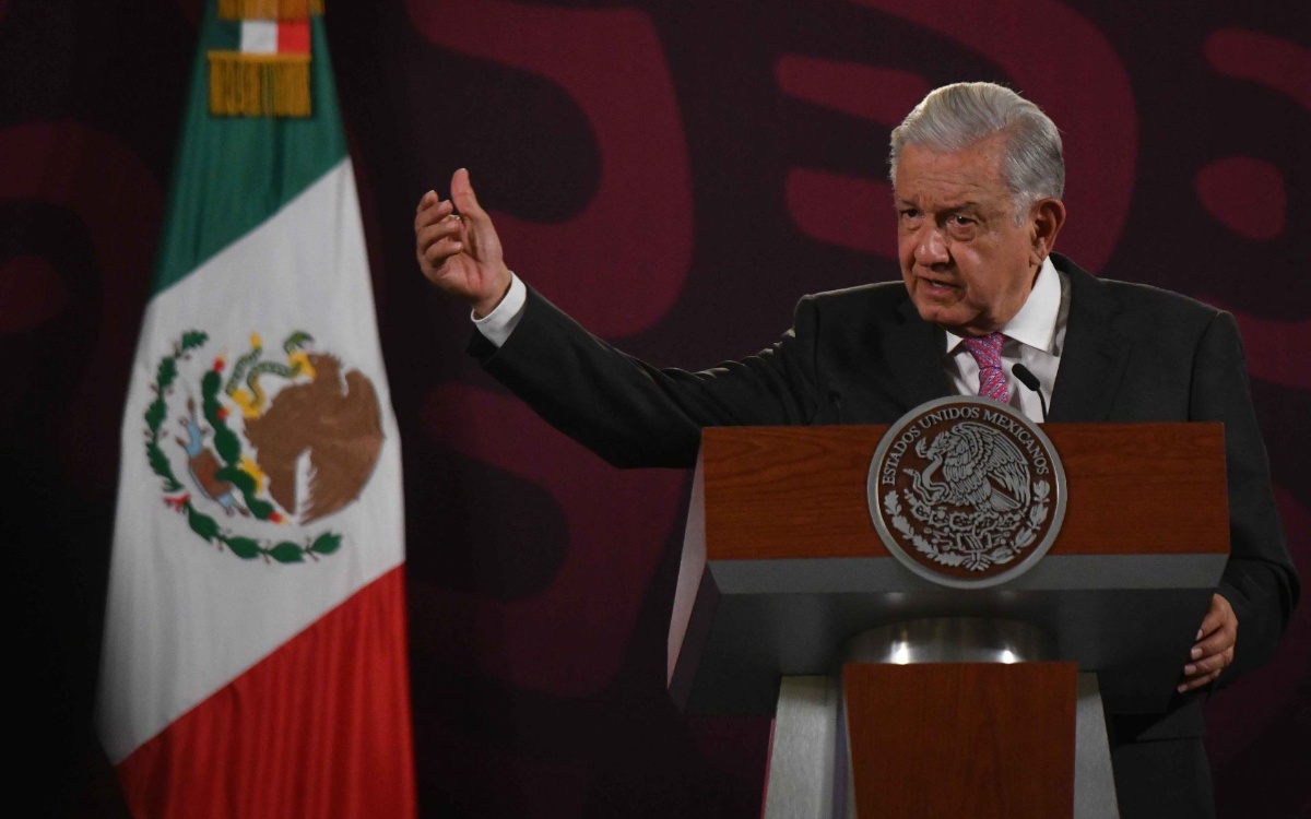 AMLO tacha de hipócrita discurso opositor sobre apoyos sociales mientras a él lo llaman ‘comunista y populista’