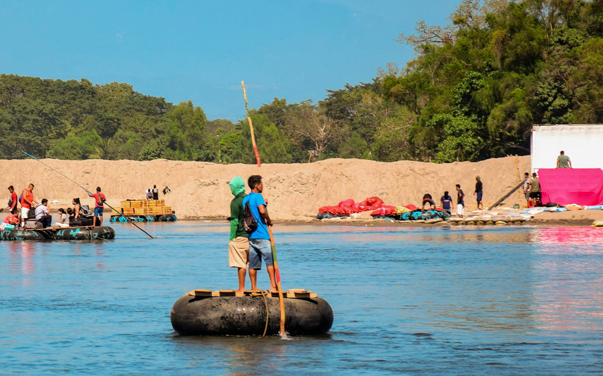 Alcalde de NY dice que migrantes son buenos nadadores y propone contratarlos en piscinas