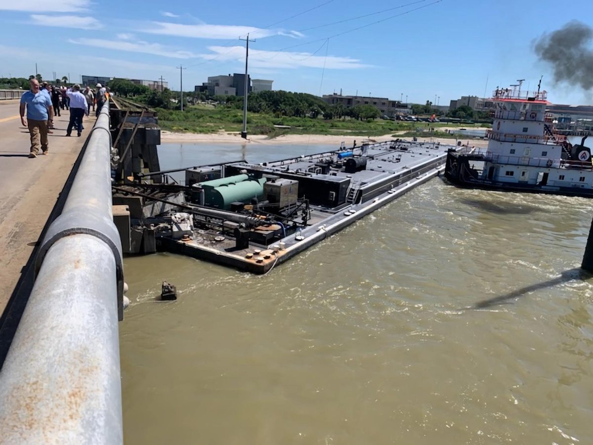 Barcaza choca con puente en Texas; destruye vía ferroviaria