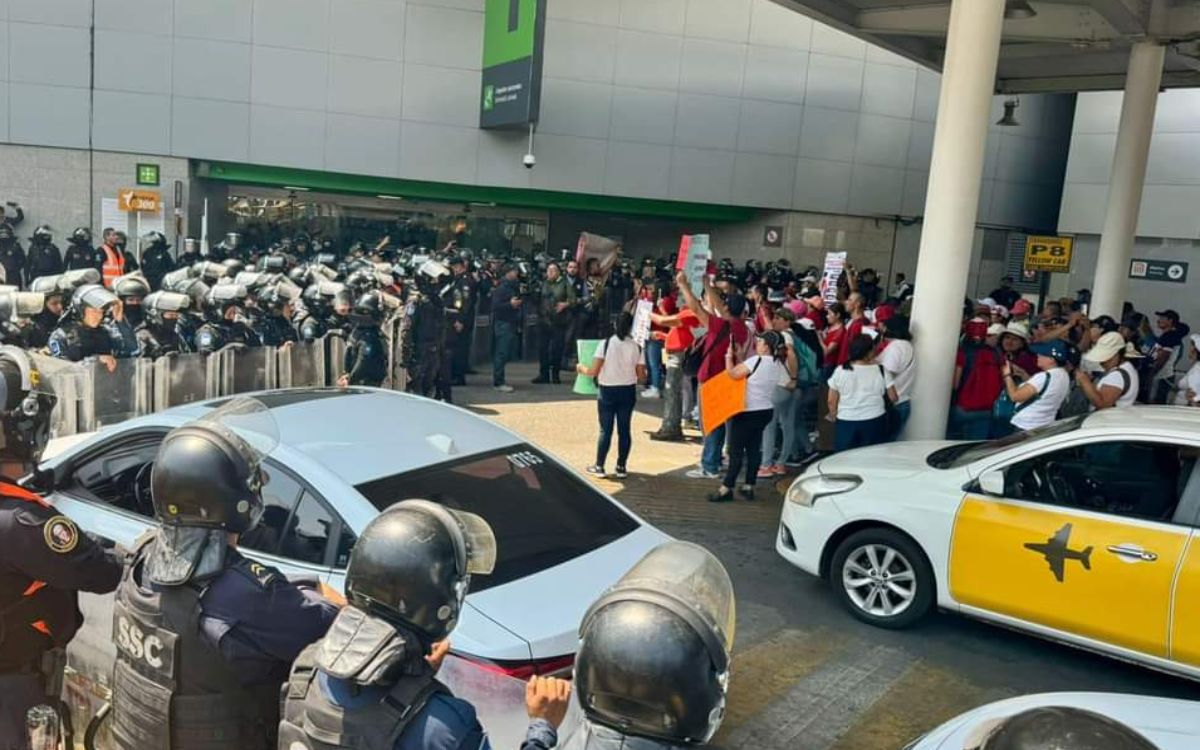 CNTE bloquea terminales 1 y 2 del AICM