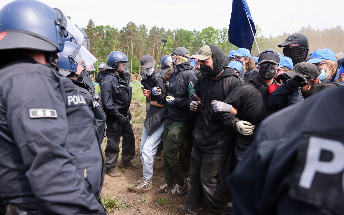 Centenares de manifestantes asaltan instalaciones de Tesla para ‘cerrarle el grifo’ en Alemania | Video