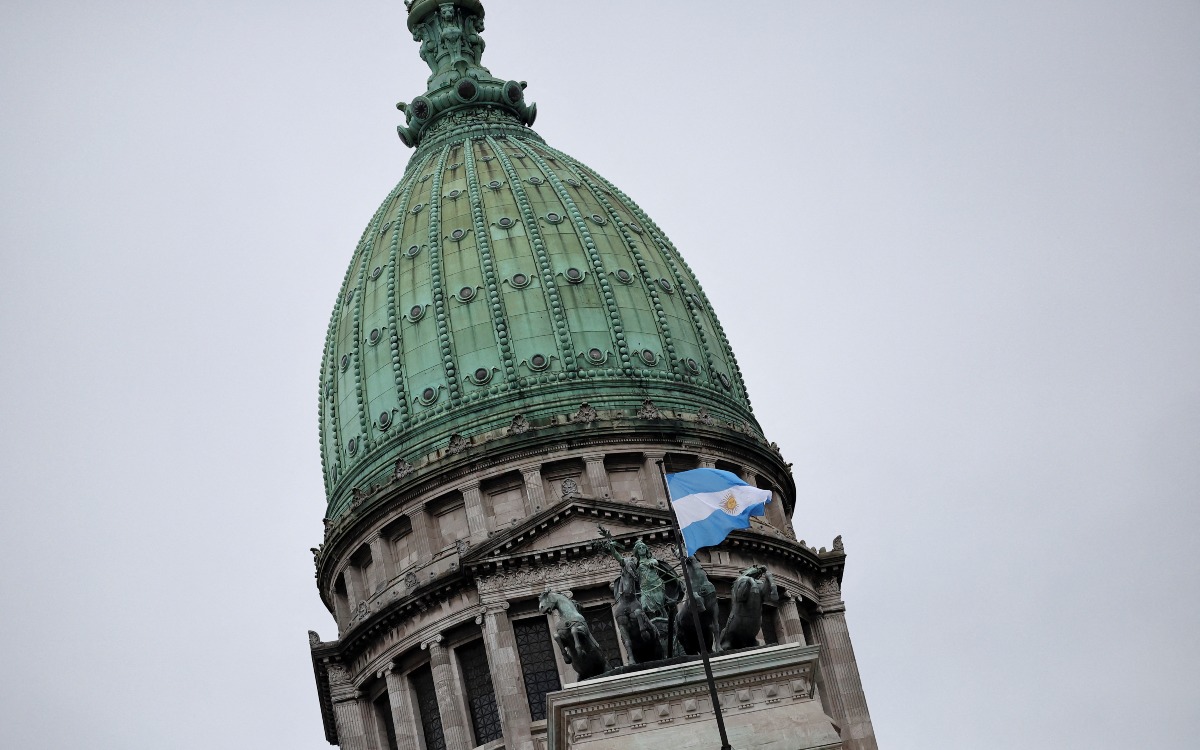 Congreso de Argentina aprueba ley ómnibus; permite privatización de empresas públicas
