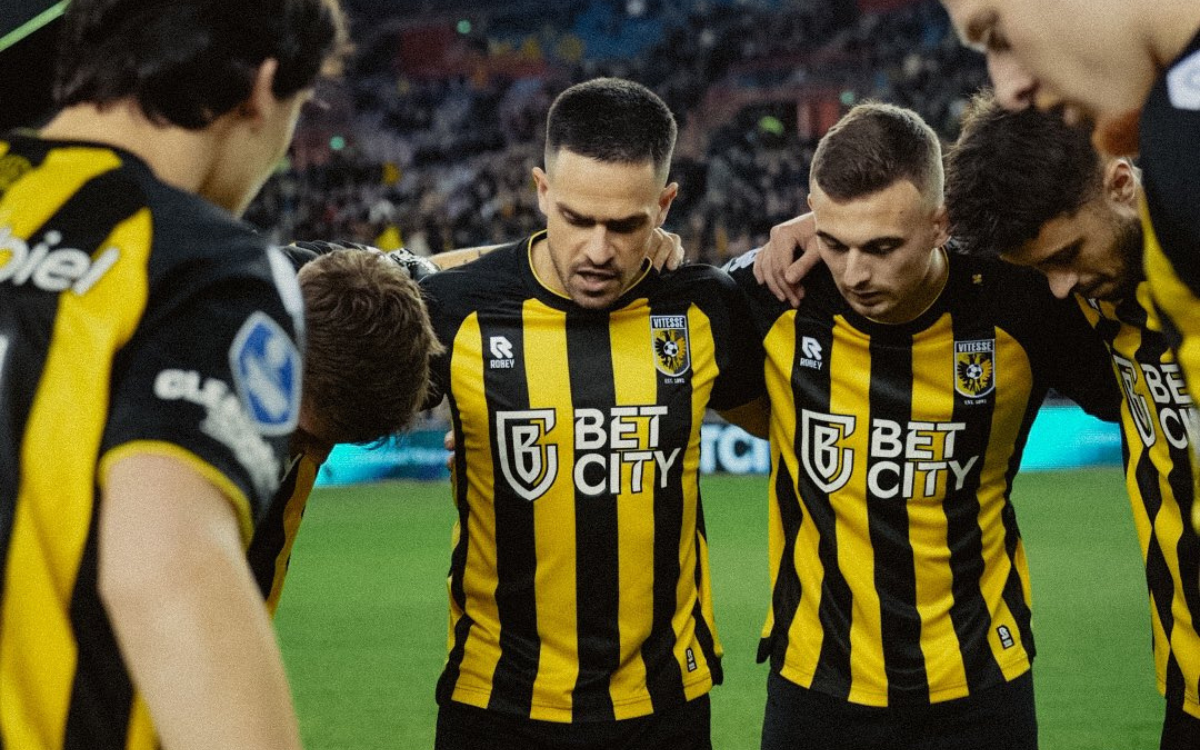 Futbolistas del Vitesse donan sus sueldos para salvar al club