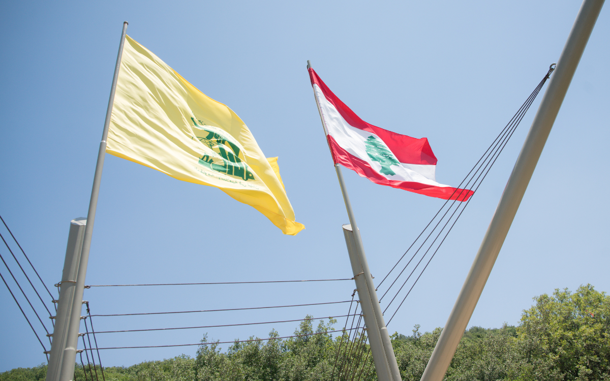 Hezbolá lanza “decenas” de cohetes en respuesta a ataque de Israel