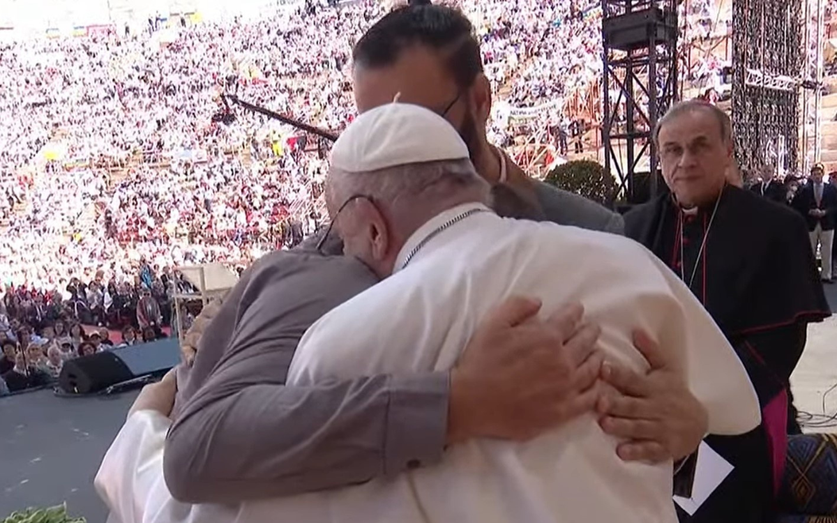 Papa Francisco abraza a un israelí y a un palestino víctimas de la guerra de Gaza