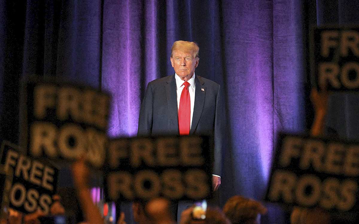 Trump es abucheado e interrumpido por una multitud estridente en la convención libertaria