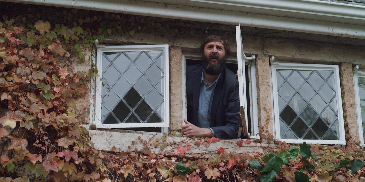 Una reseña de un asunto de familia: Joe Wilkinson está perdido en esta tibia comedia británica