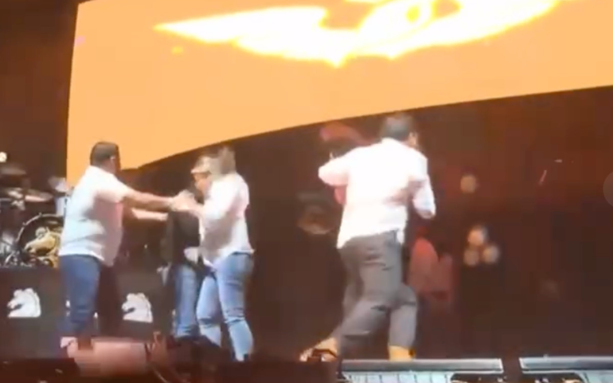 Viento derriba templete de Álvarez Máynez; candidato de MC alcanzó a salir