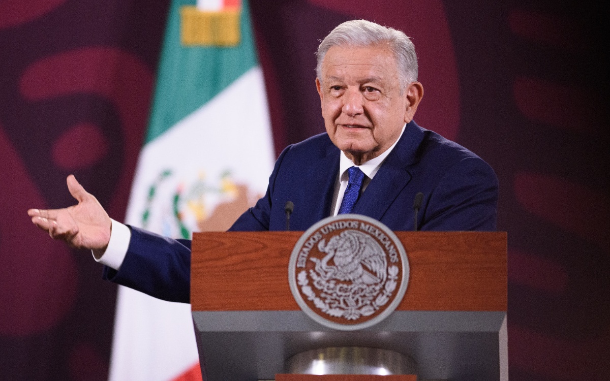 ‘El Zócalo estuvo lleno de manifestantes’, afirma AMLO tras concentración de Marea Rosa