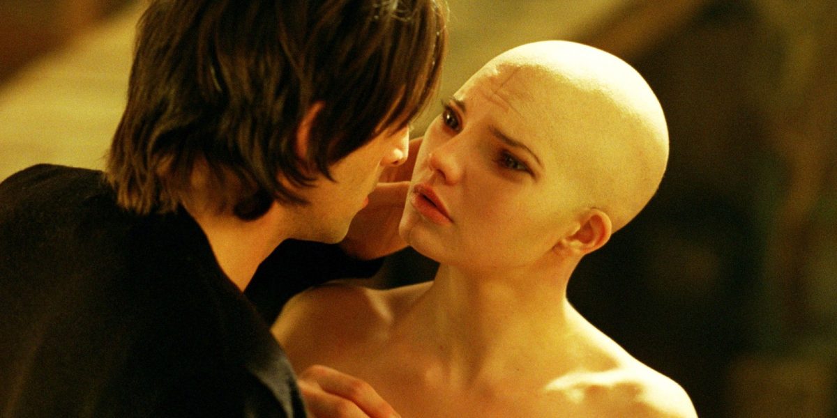 "Hubiera sido cobarde": el director de Splice reflexiona sobre su controvertida escena y su legado 15 años después