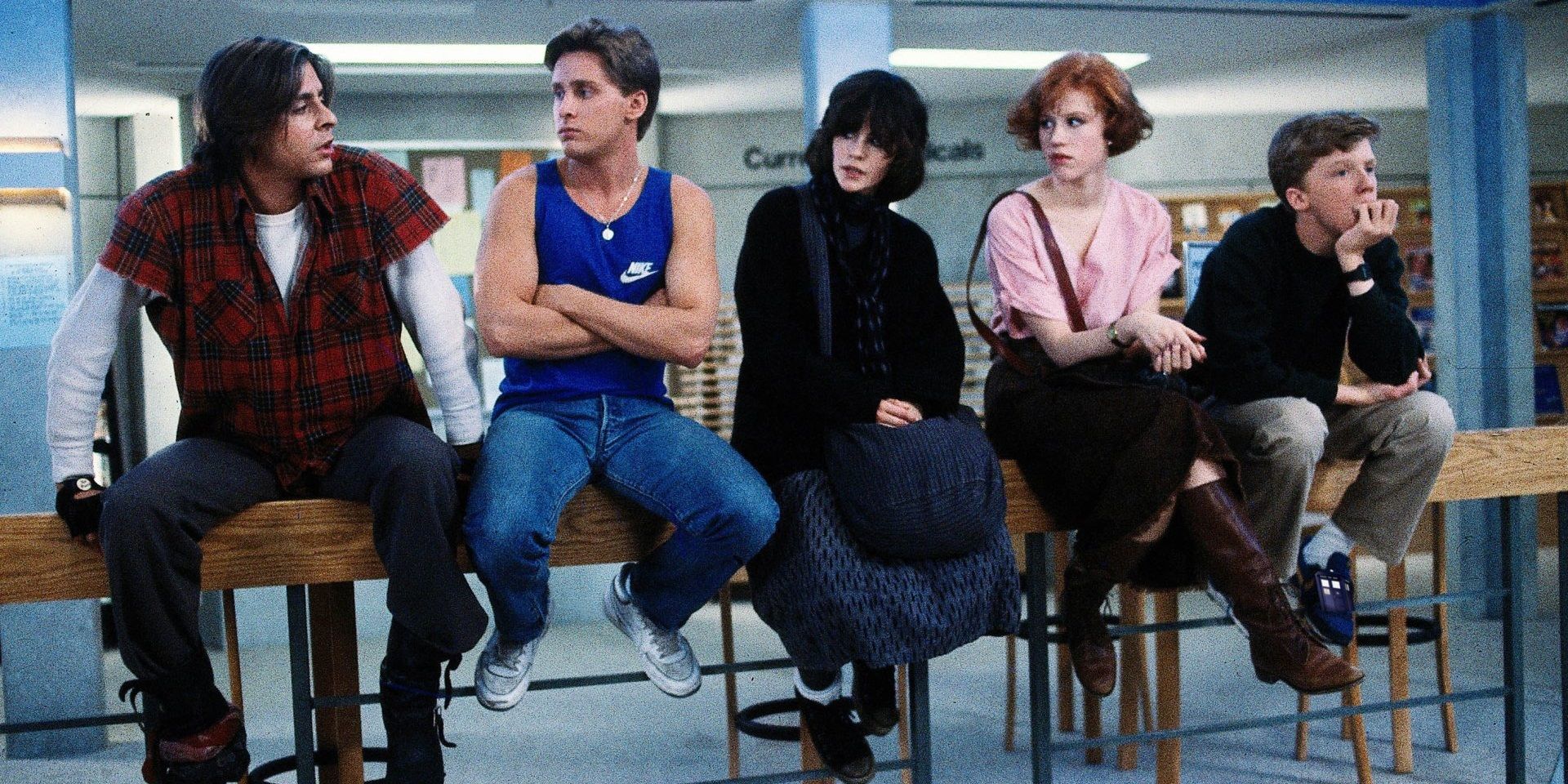 Los niños se sientan en la biblioteca de The Breakfast Club.