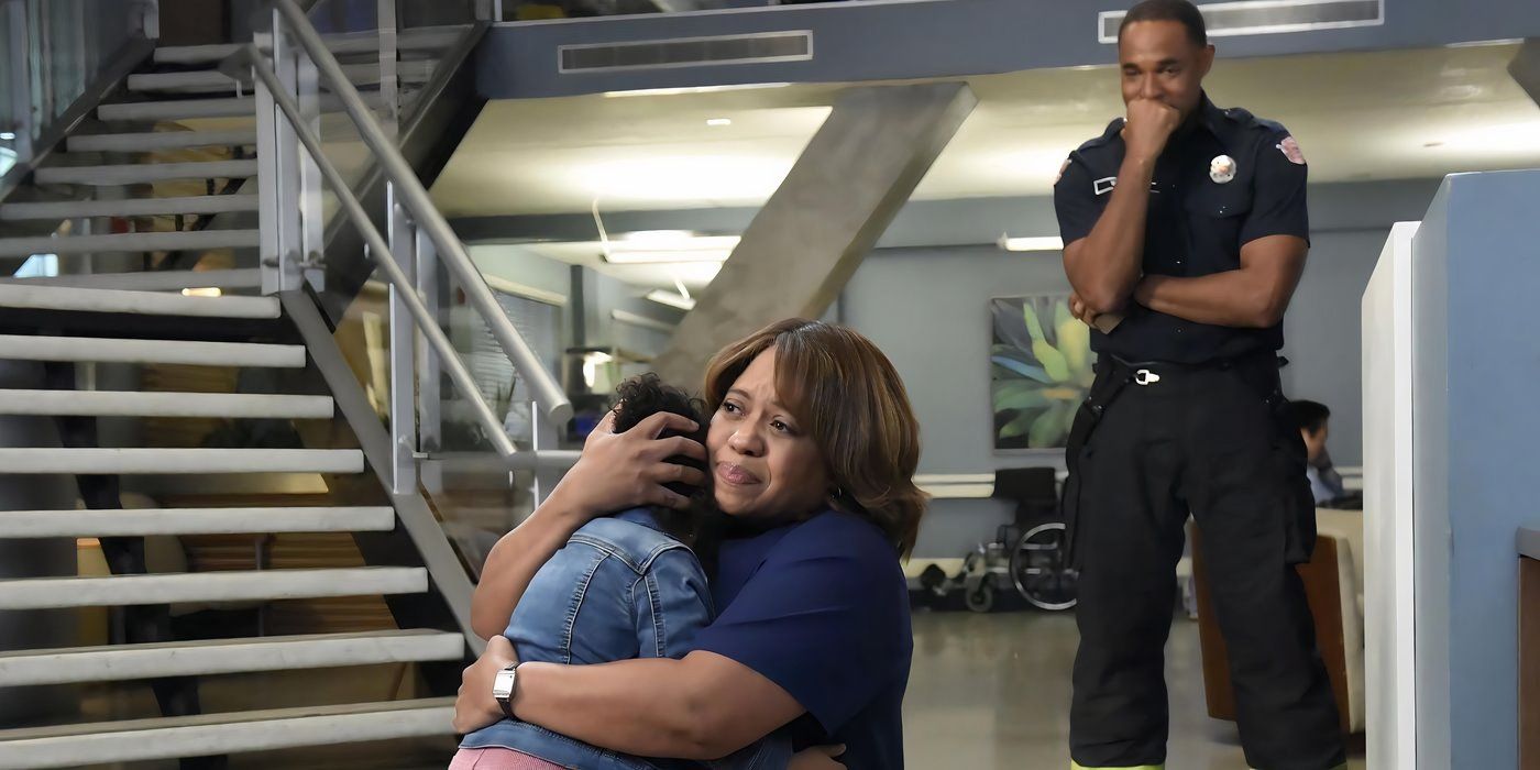 Miranda Bailey (Chandra Wilson) abraza a Pru mientras Ben Warren (Jason George) mira en Grey's Anatomy