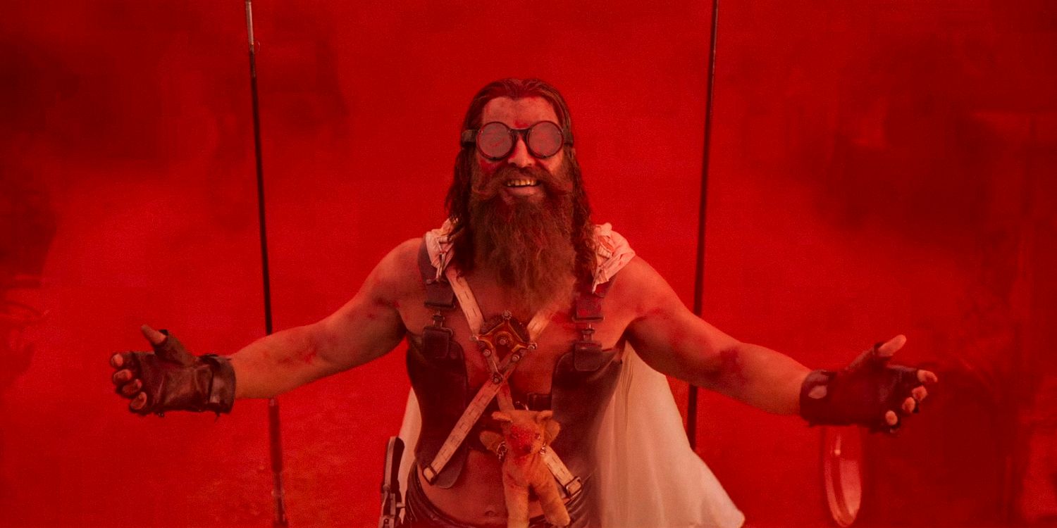 Dr. Dementus (Chris Hemsworth) en medio de una nube de polvo rojo en Furiosa: Una saga de Mad Max