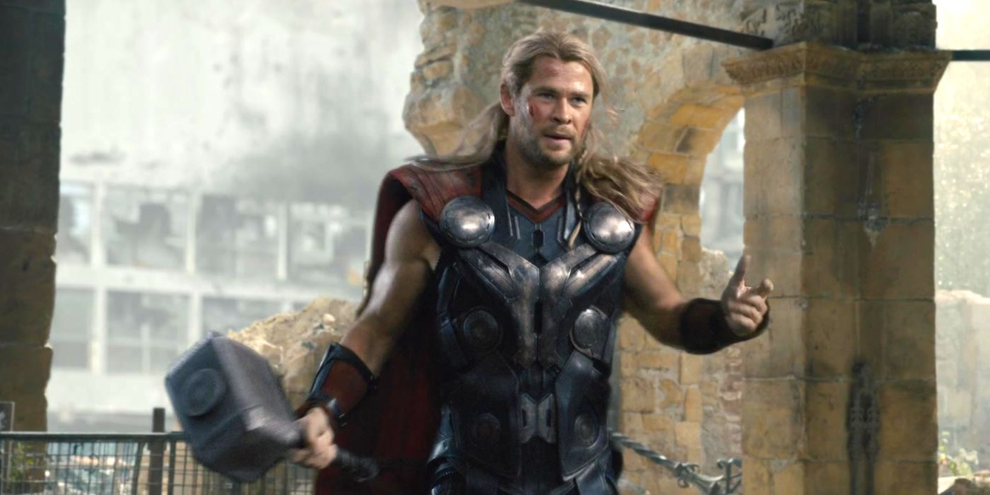 Chris Hemsworth como Thor en Avengers: Age of Ultron (2015) sosteniendo Mjolnir