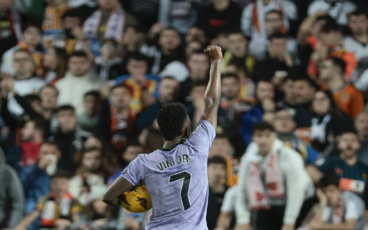 Aceptan 8 meses de cárcel jóvenes que ofendieron racialmente a Vinícius Júnior en Mestalla | Video