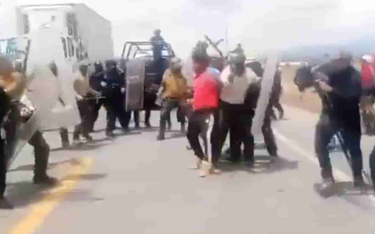 AMLO informa sobre dos detenidos tras uso excesivo de la fuerza en Perote; llama a la no represión