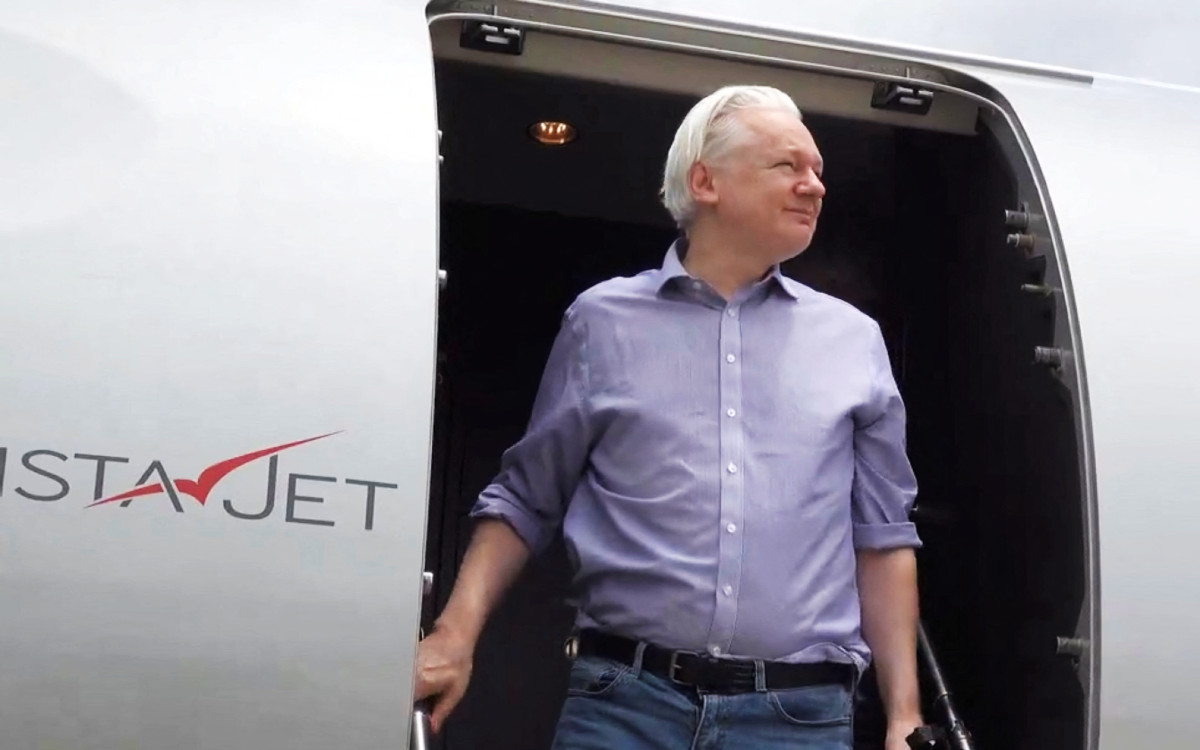 Assange debe casi 10 millones por vuelo privado para salir de la cárcel