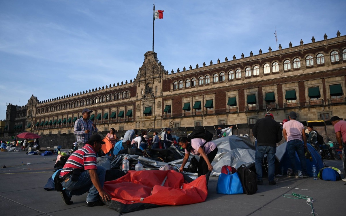 CNTE levanta plantón en el Zócalo tras acuerdo con AMLO