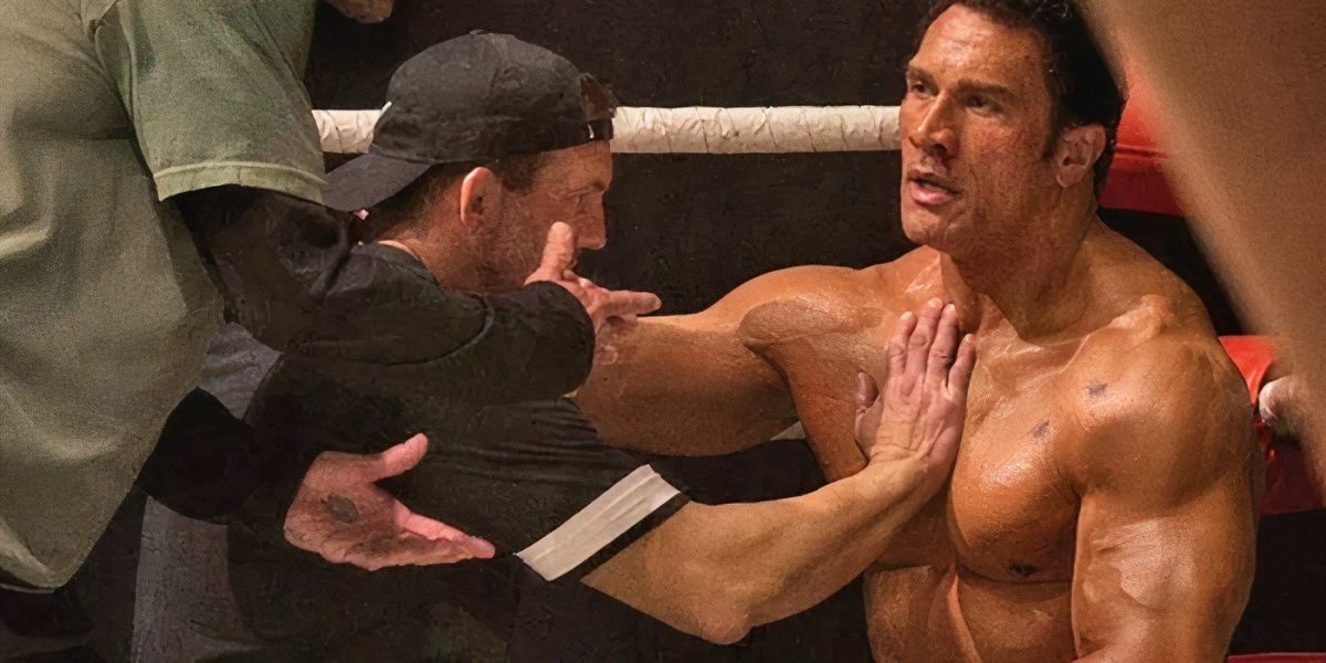 Dwayne Johnson se lesiona el codo mientras filmaba una nueva película de lucha libre: "Mira esa maldita cosa"