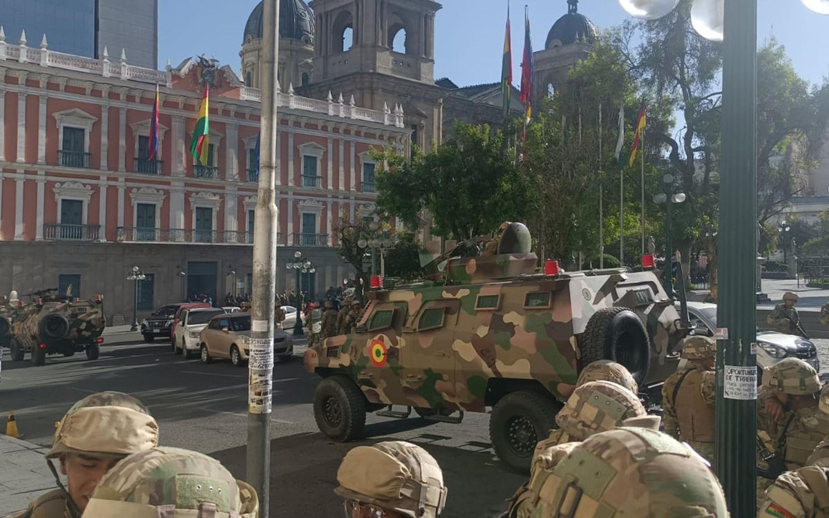 El comandante general del Ejército de Bolivia amenaza con ‘tomar’ la sede del Ejecutivo; ingresan con tanque