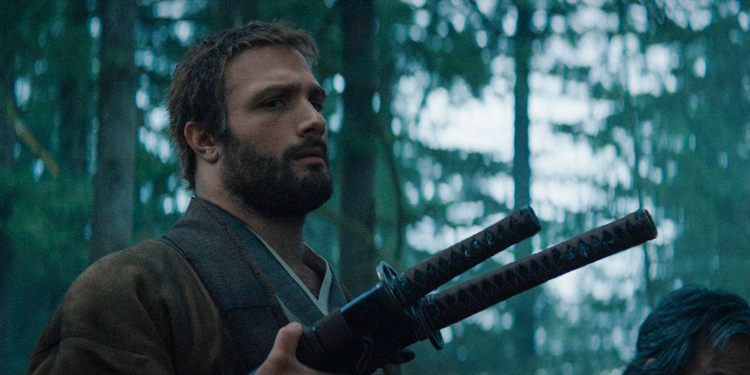 Blackthorne mira con incredulidad mientras agarra sus espadas en Shogun temporada 1 ep 10 (FINAL)