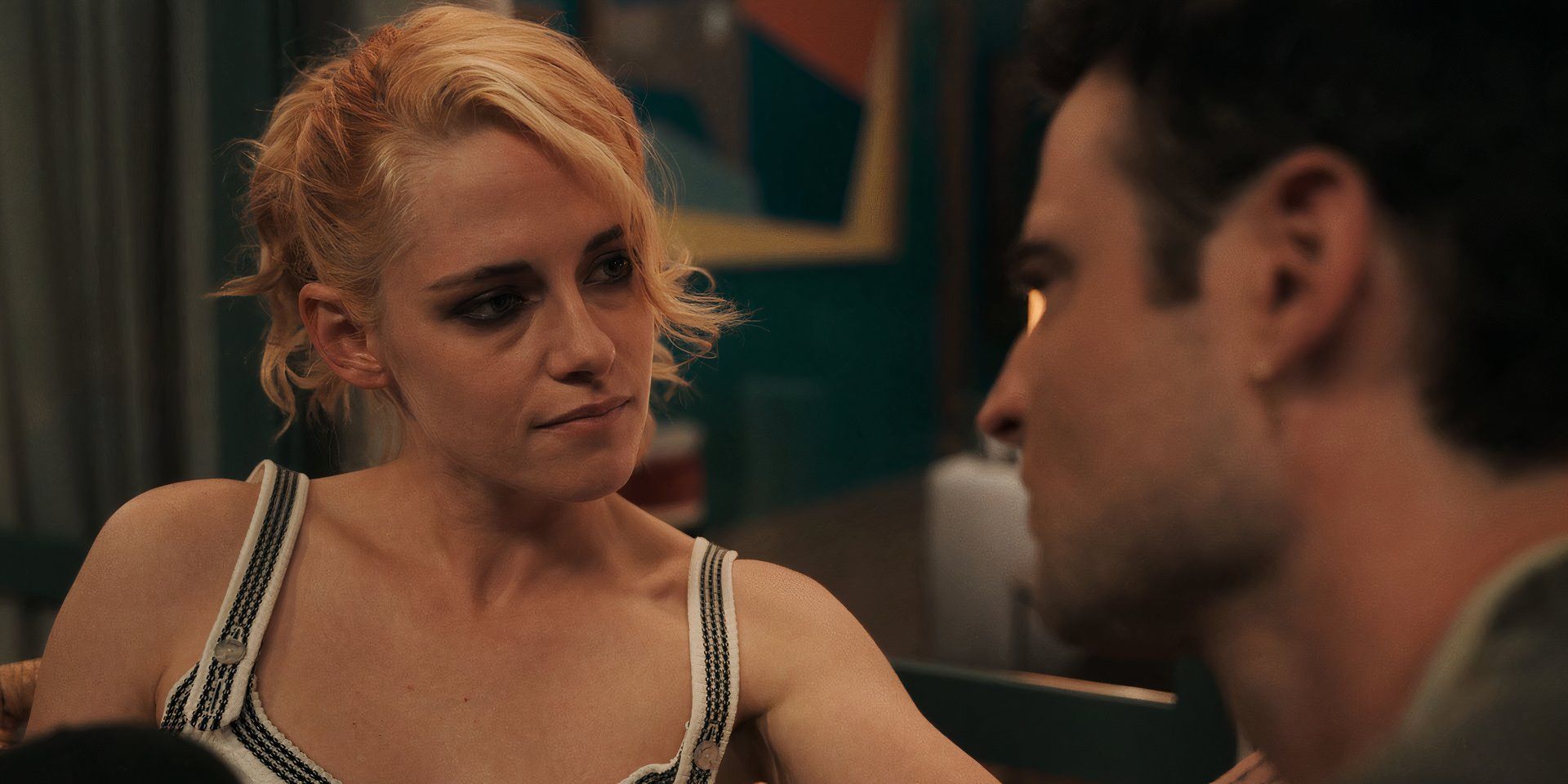 Kristen Stewart mirando hacia abajo en su cameo del episodio 8 de Irma Vep