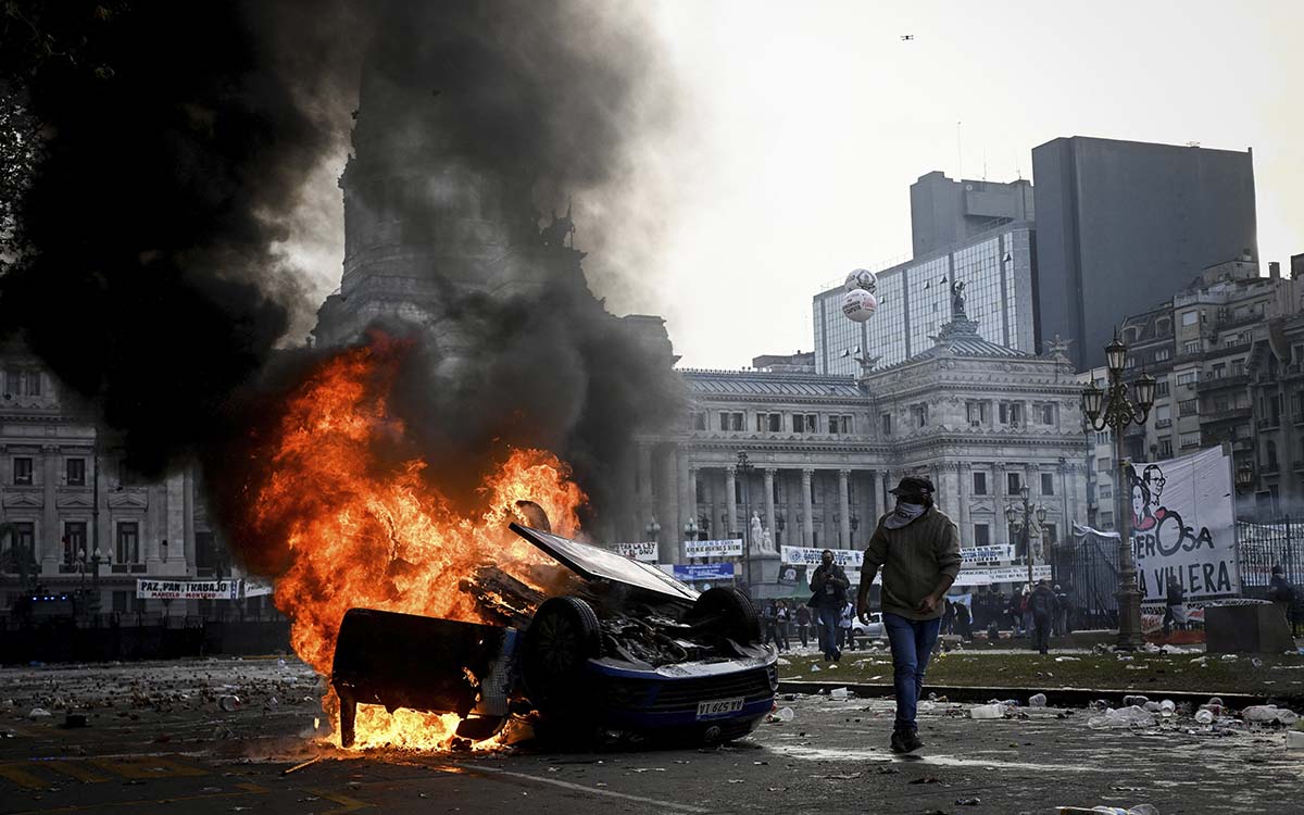 En medio de protestas, el Senado argentino aprueba en lo general la 'Ley Ómbinus' de Milei