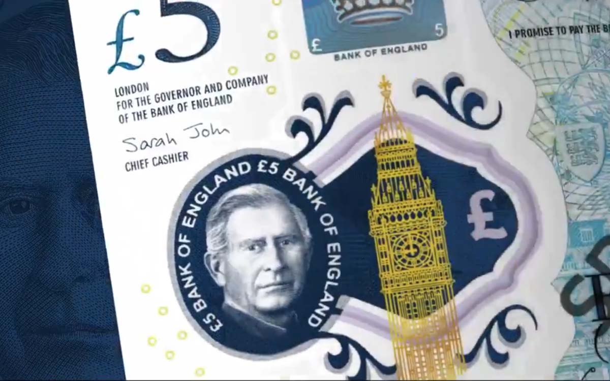 Entran en circulación los nuevos billetes británicos con la figura de Carlos III | Video