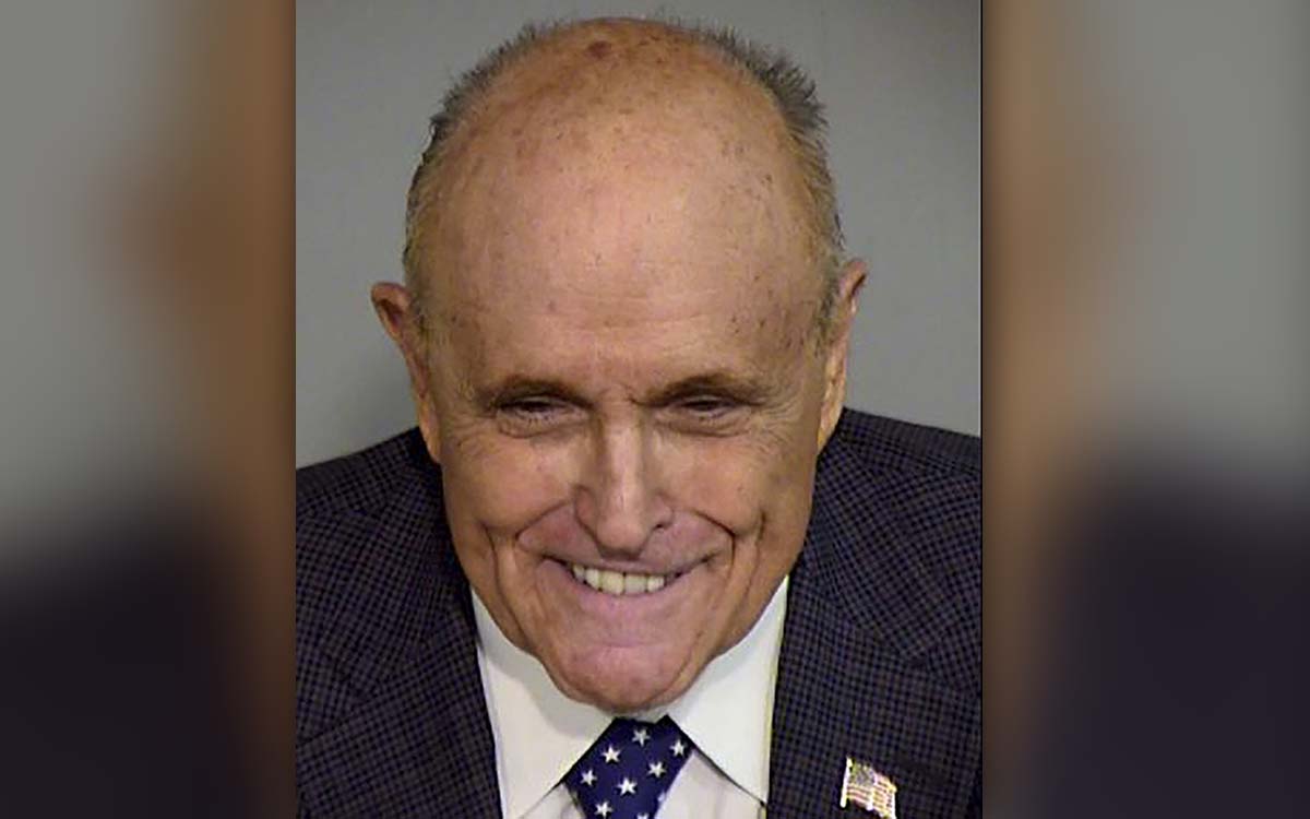Giuliani es procesado por injerencia electoral en Arizona y le toman una foto policial