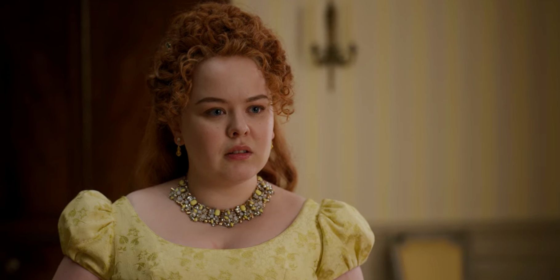Nicola Coughlan como Penelope Featherington molesta con un vestido amarillo en Bridgerton