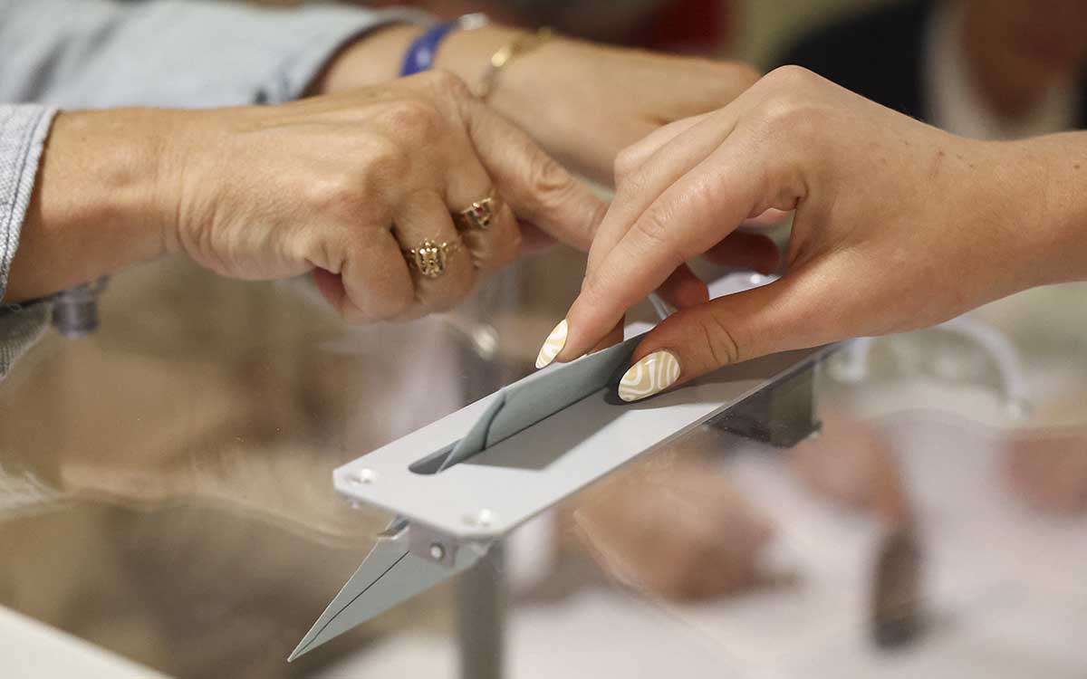 Los franceses votan en la primera vuelta de una elección que puede llevar al poder a la ultraderecha
