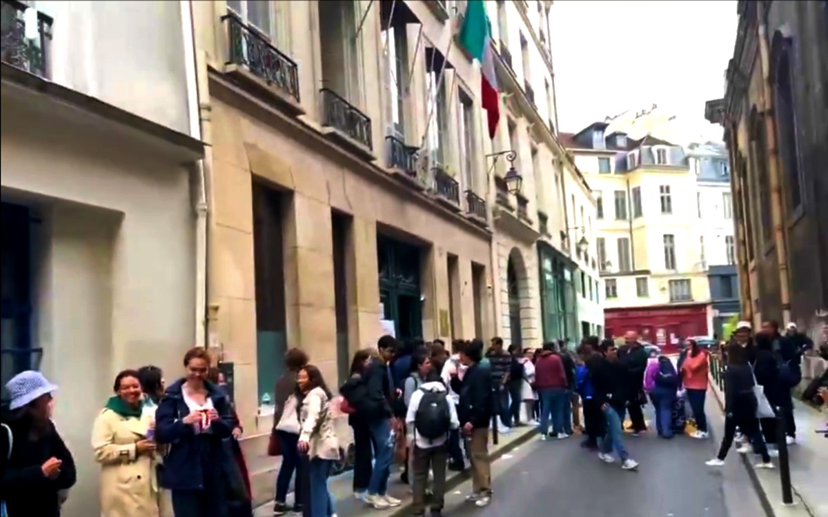 Mexicanos votan en el extranjero y cantan ‘Cielito Lindo’: Largas filas en Madrid, Nueva York y París