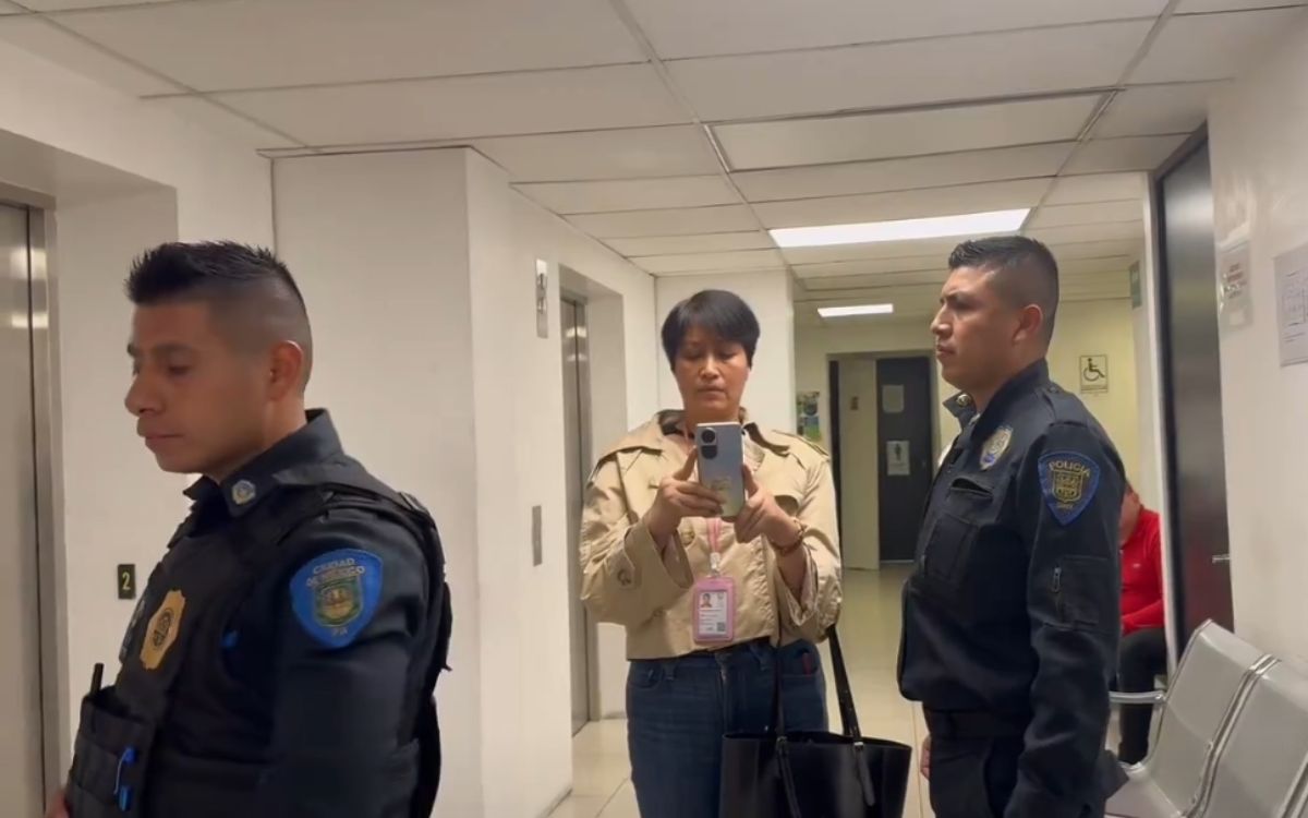 Periodista denuncia ‘detención arbitraria’ de la Fiscalía capitalina; FGJ acusa agresión a su personal