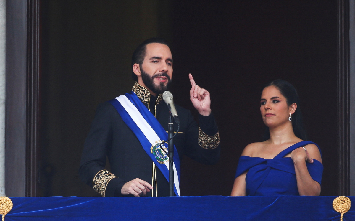 Pese a prohibición constitucional, Bukele asume segundo mandato como presidente de El Salvador
