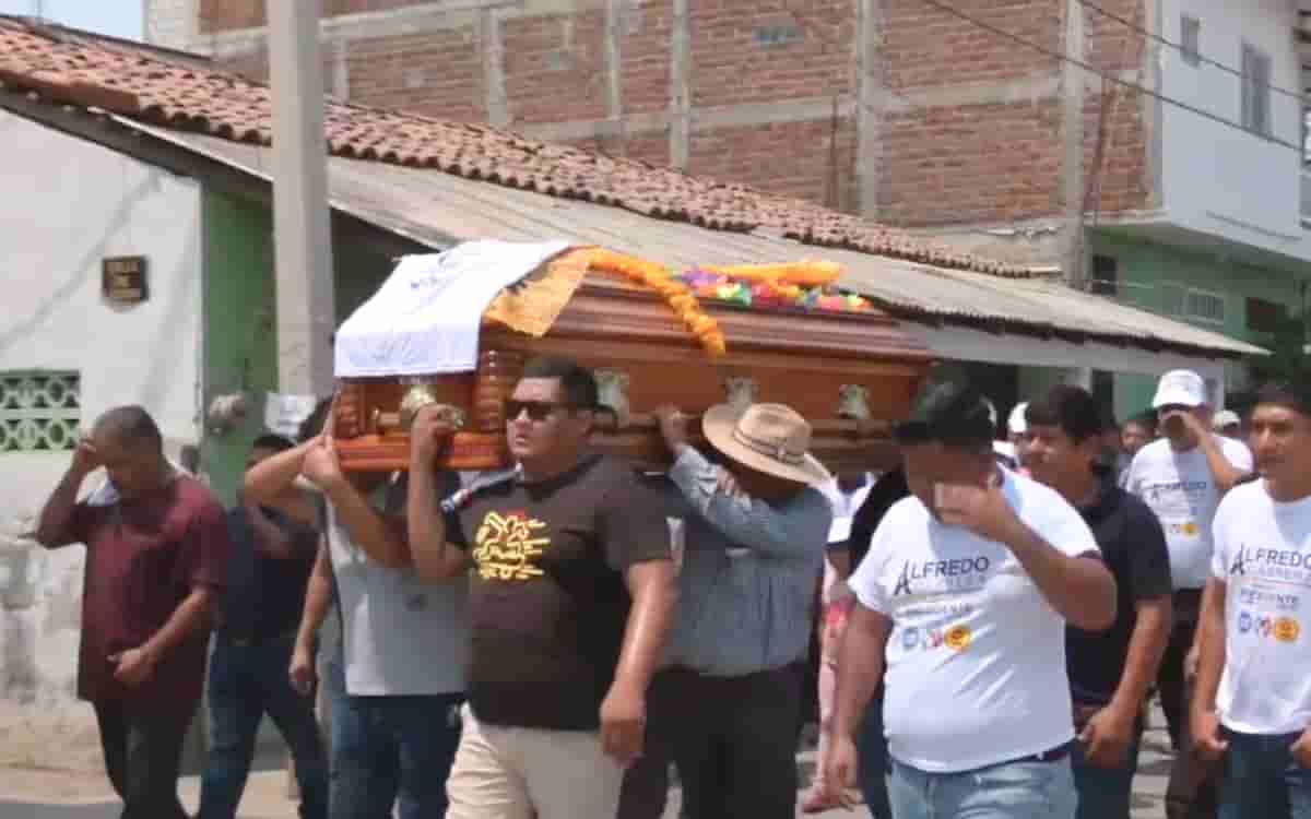 Sepultan a Alfredo Cabrera, candidato asesinado en Coyuca Benítez