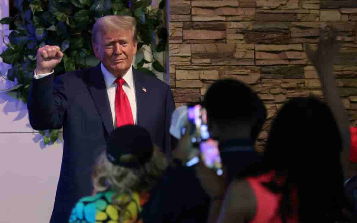 Trump visita iglesia negra en Detroit en busca del voto afroamericano