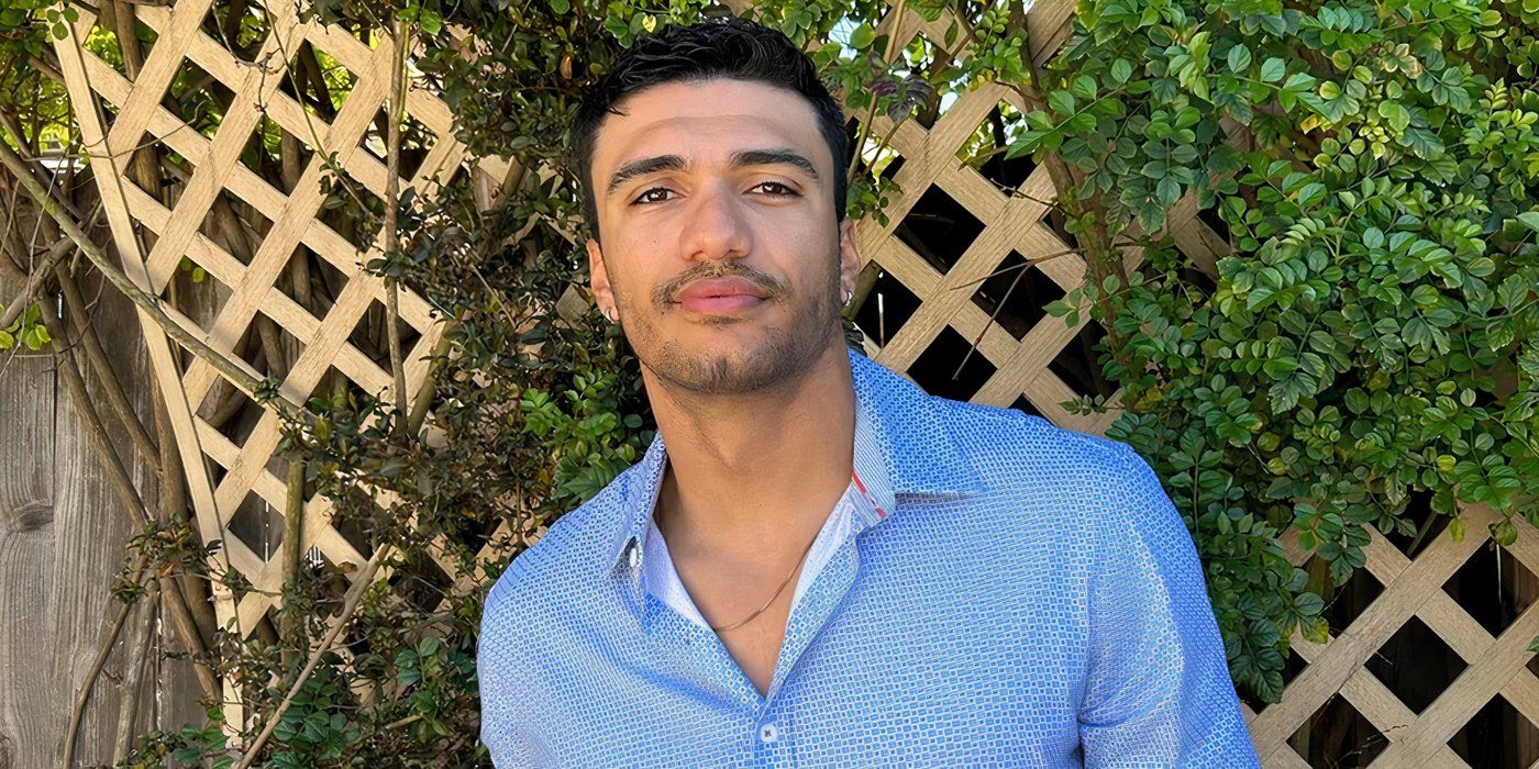 El concursante de la temporada 21 de The Bachelorette, Jonathon Johnson, posando al aire libre