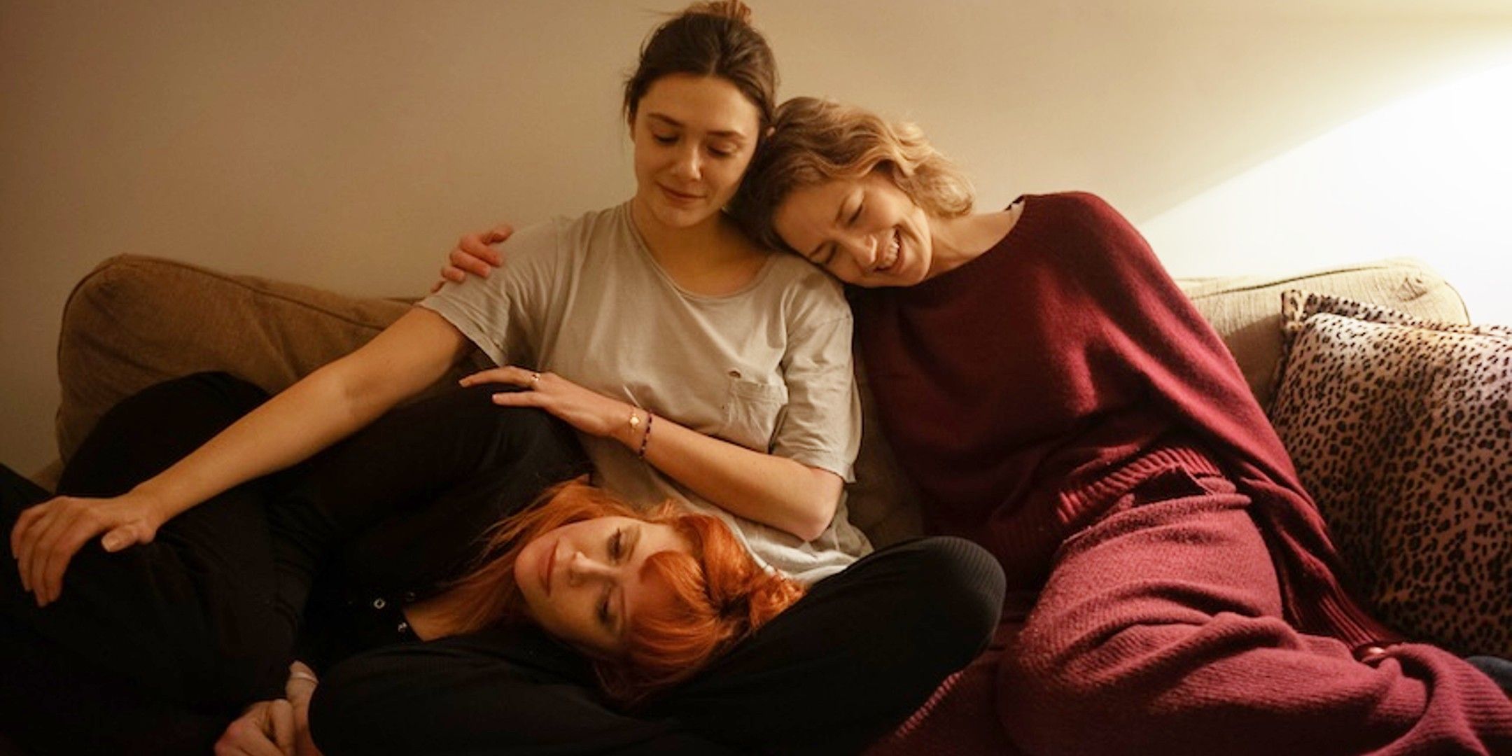 Reseña de Sus tres hijas: Carrie Coon y Natasha Lyonne se golpean mutuamente con emoción en un drama conmovedor