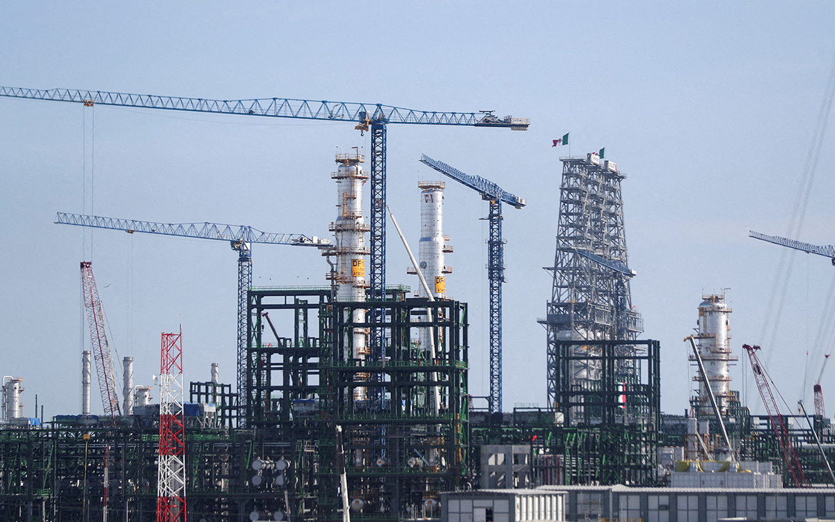 AMLO: se está ‘reconvirtiendo’ la industria petrolera; ‘Aunque se exporte menos, es mayor la producción’